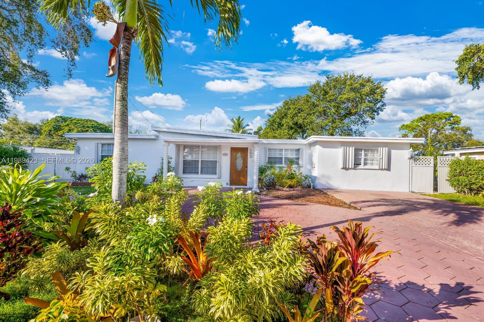 38 Miami Gardens Rd Property Photo 4