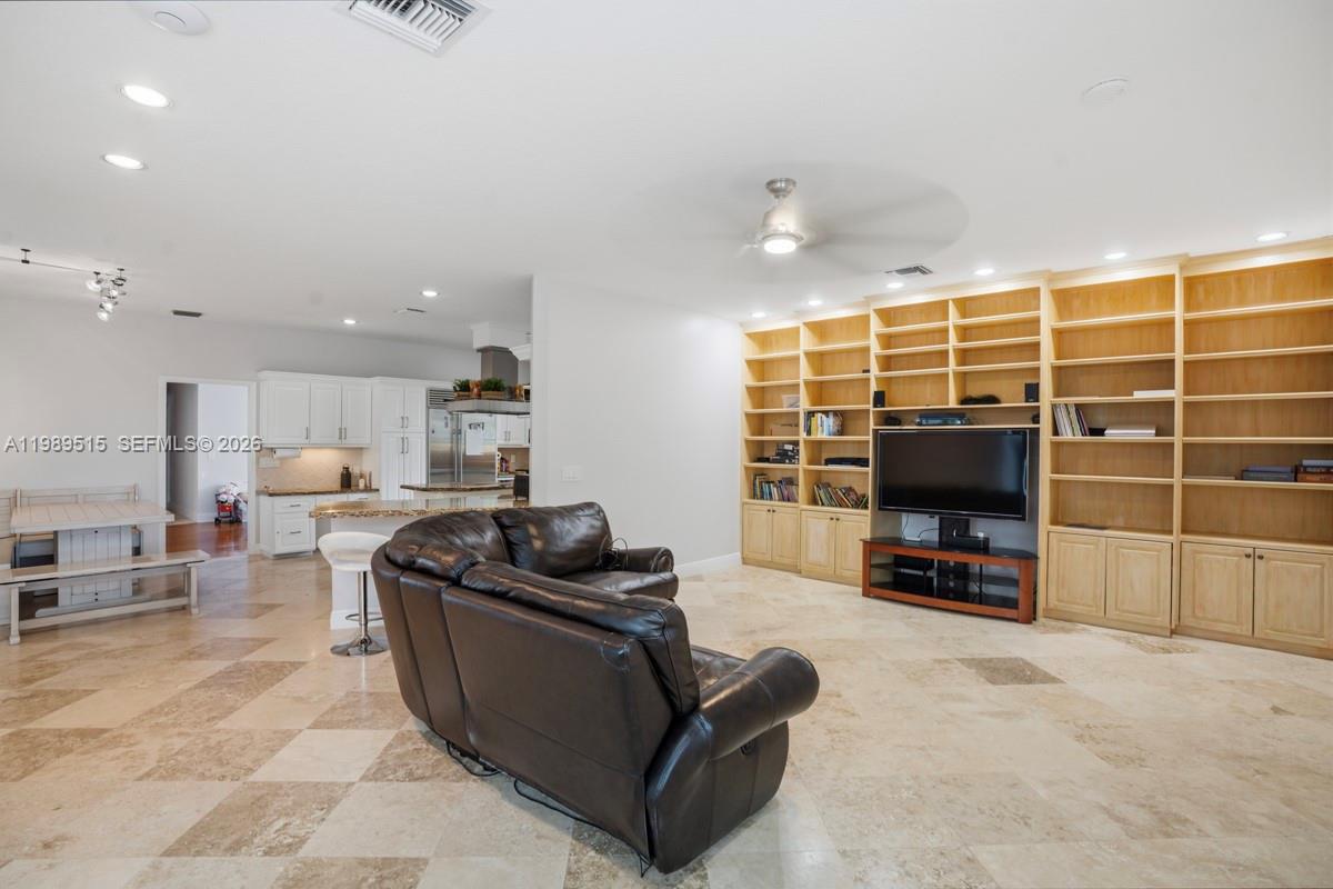 8179 Lakeview Dr Property Photo 6