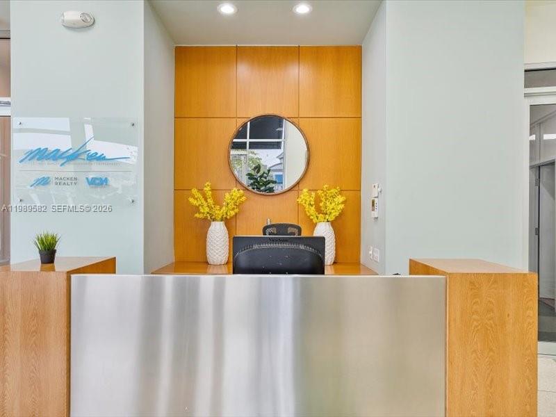 2404 Hollywood Blvd Property Photo 3