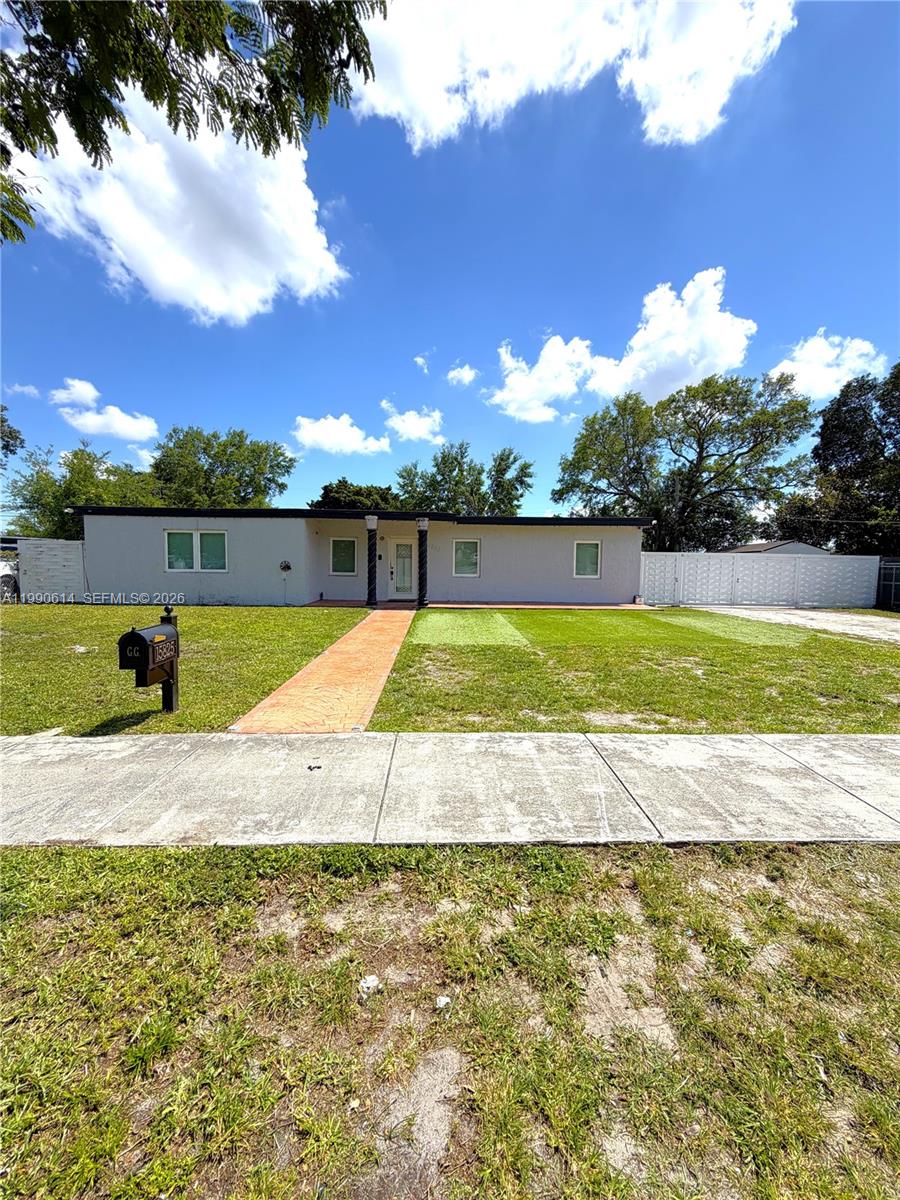 15825 E Bunche Park Dr Property Photo 1