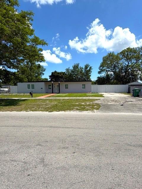 15825 E Bunche Park Dr Property Photo 2
