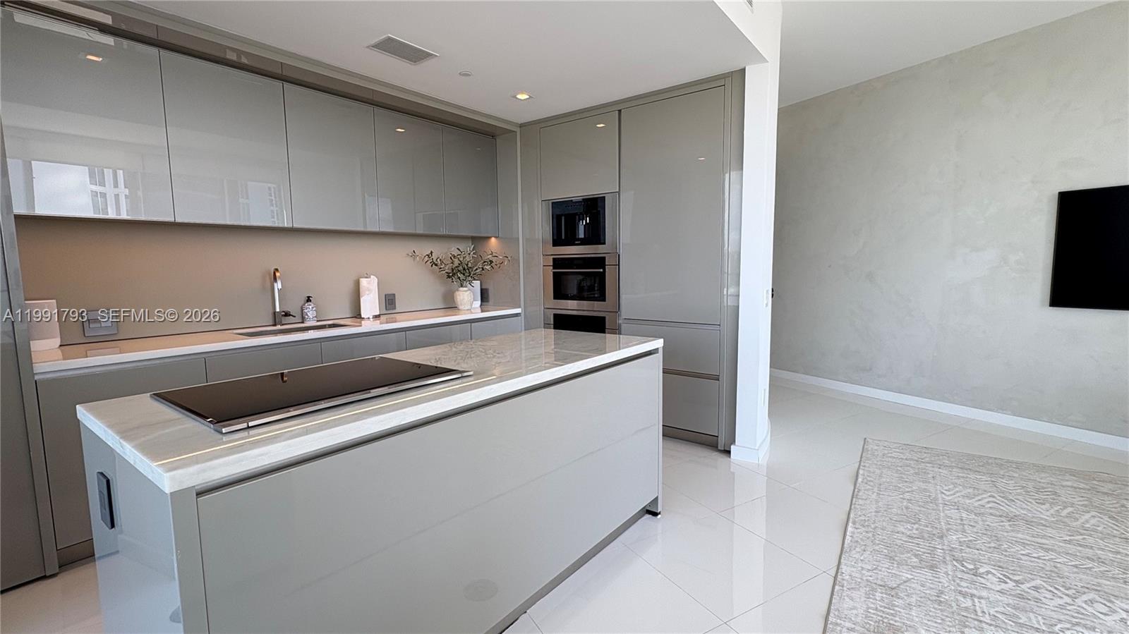 18975 Collins Ave 905 Property Photo 4