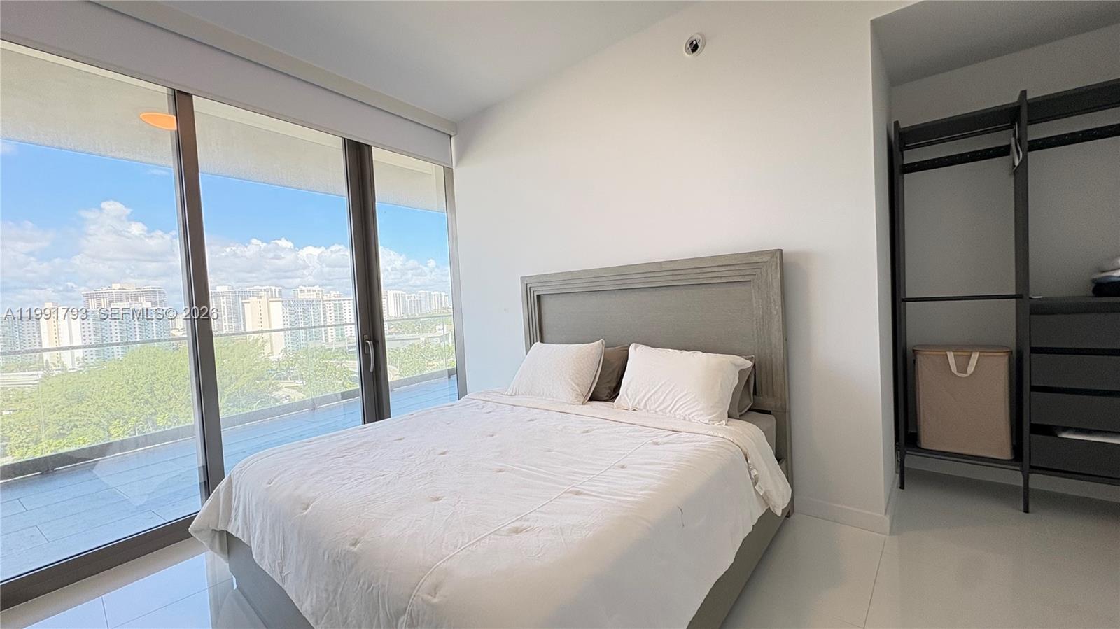 18975 Collins Ave 905 Property Photo 16