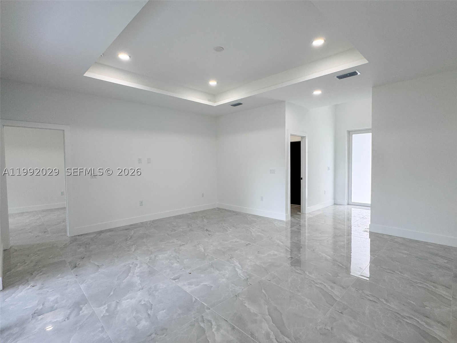 852 Belden Ave Property Photo 11