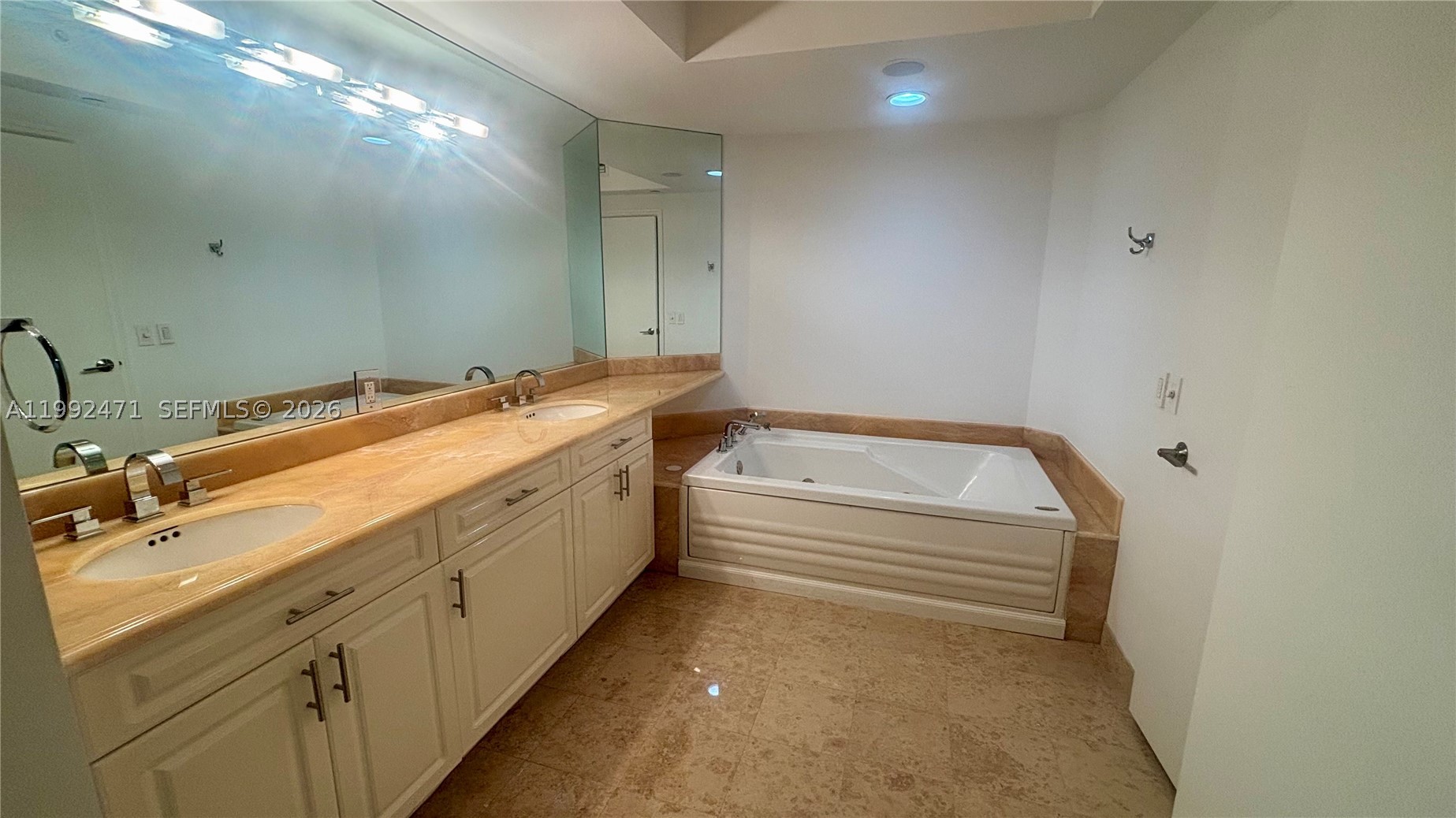 4779 Collins Ave 808 Property Photo 34