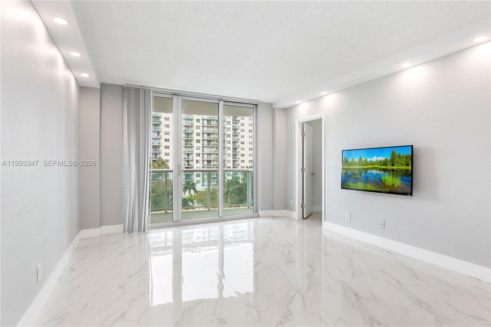 19380 Collins Ave 507 Property Photo 10