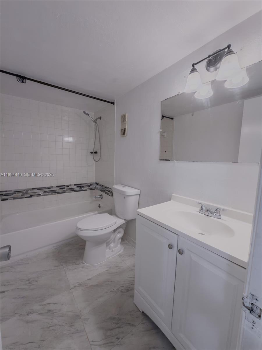 8411 Nw 8th St 301 Property Photo 7