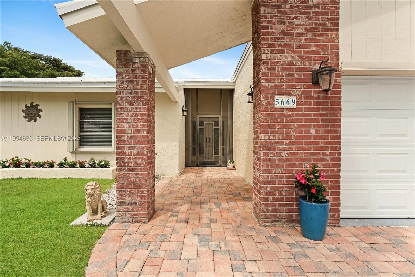 5669 Pinecrest Cir Property Photo 2