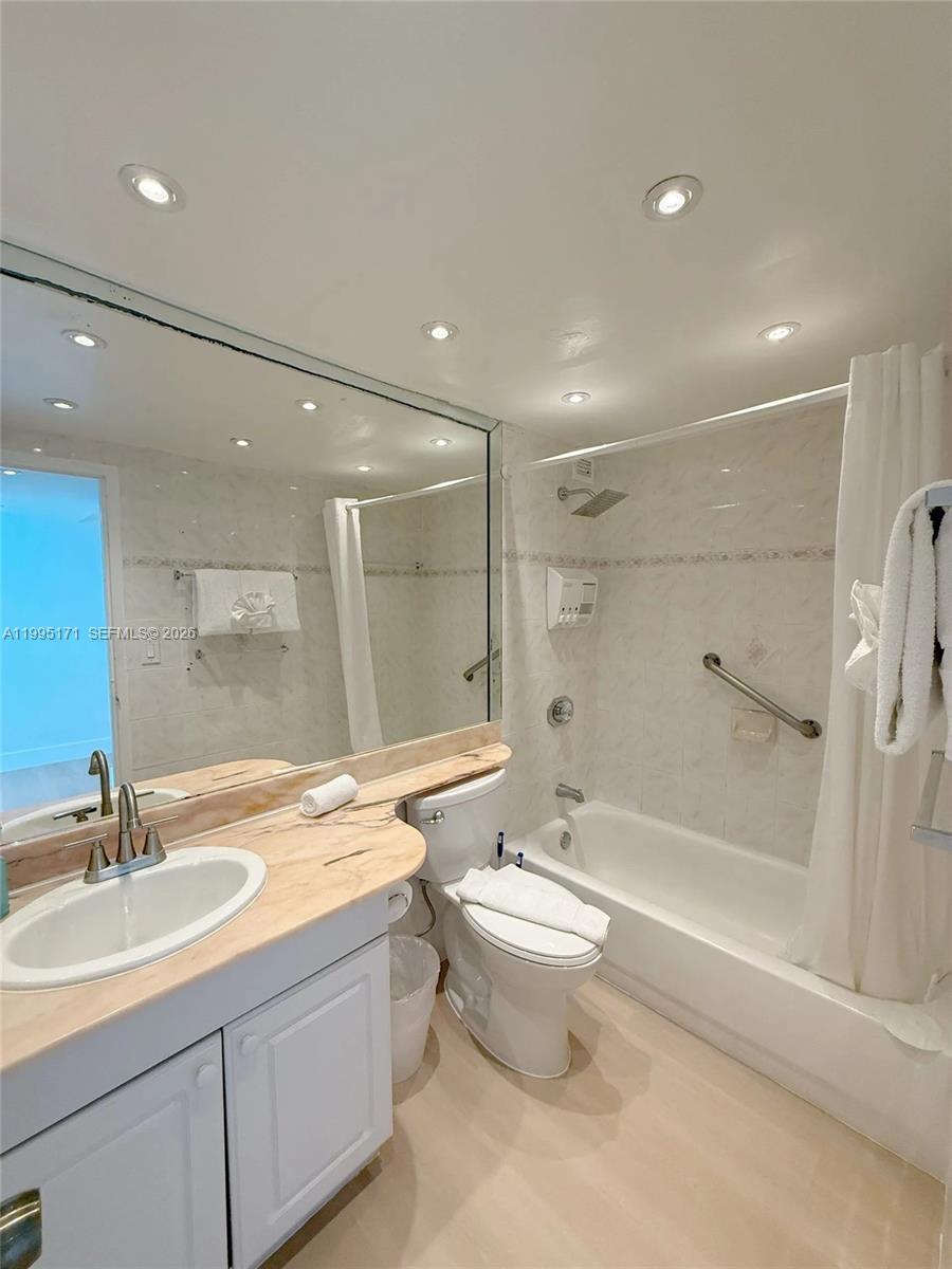 5445 Collins Ave 635 Property Photo 5