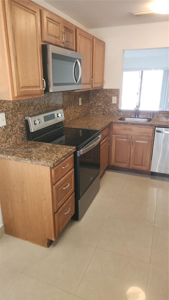210 E Palm Cir E Property Photo 7