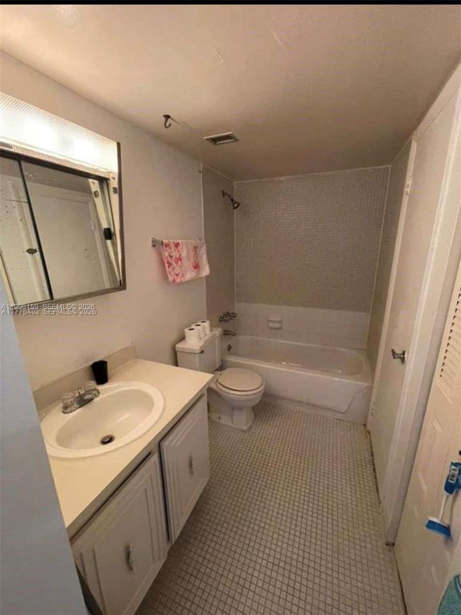 496 Nw 165th St Rd D-611 Property Photo 5