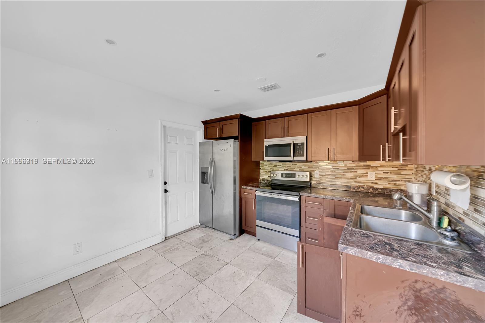 3033 Hibiscus St Property Photo 10