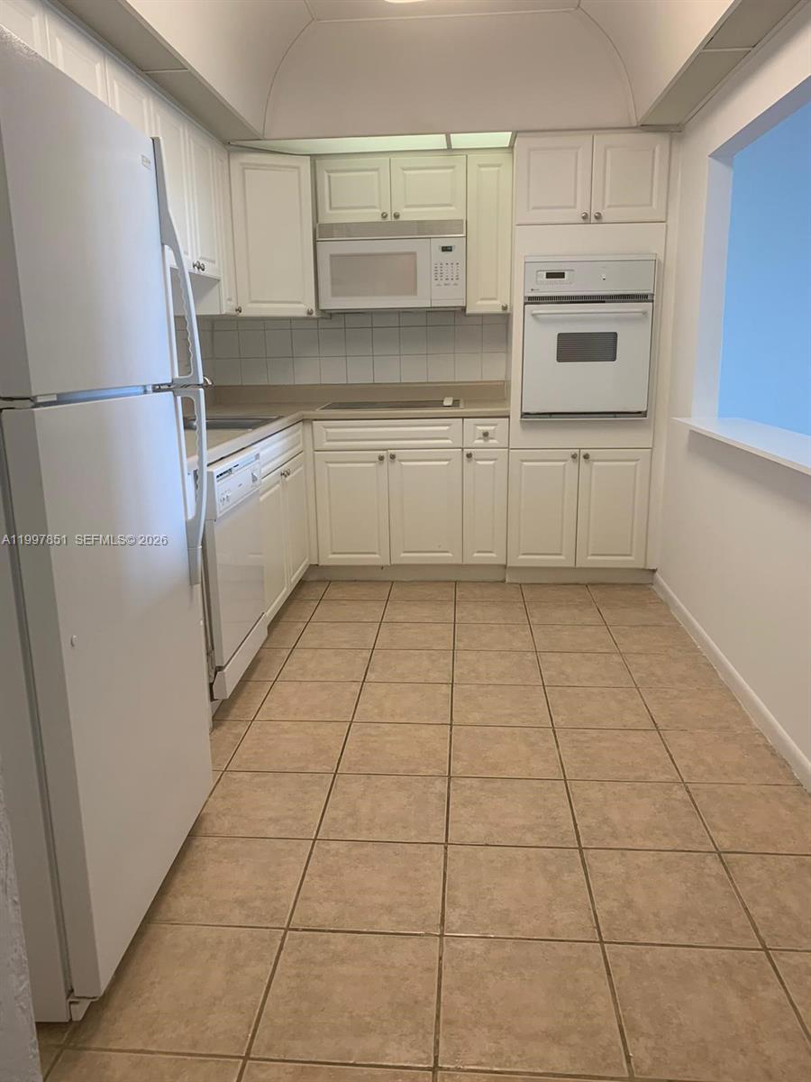 19380 Collins Ave 319 Property Photo 8