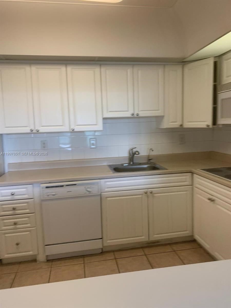 19380 Collins Ave 319 Property Photo 11