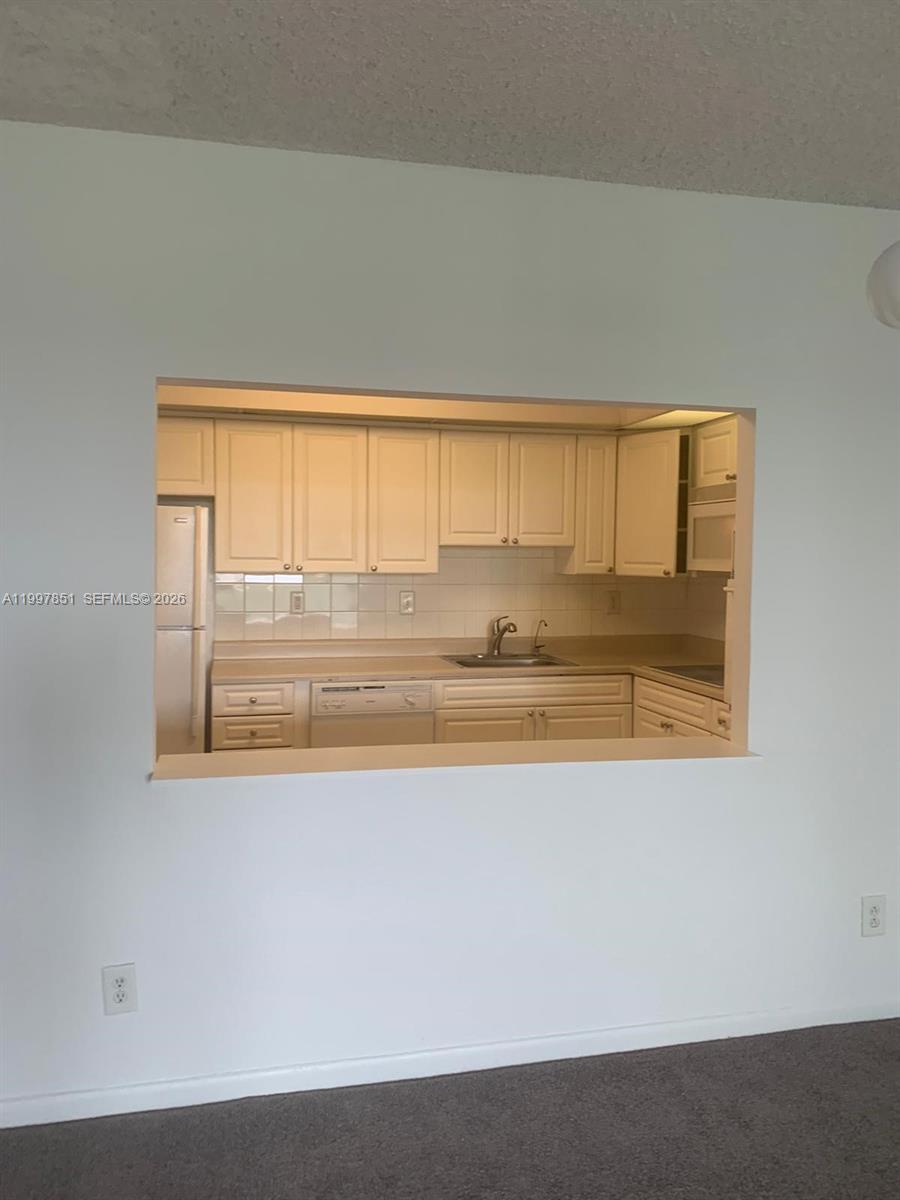 19380 Collins Ave 319 Property Photo 13
