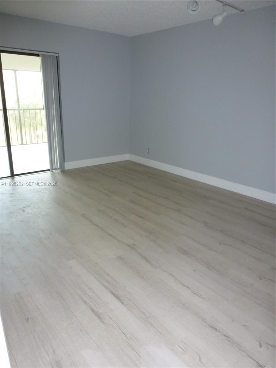 220 Lakeview Dr 301 Property Photo 5
