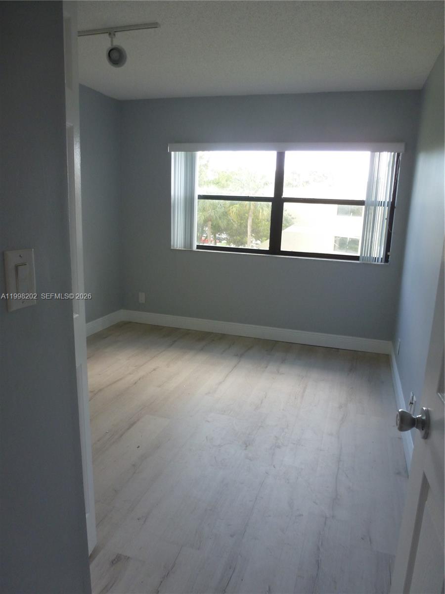 220 Lakeview Dr 301 Property Photo 8
