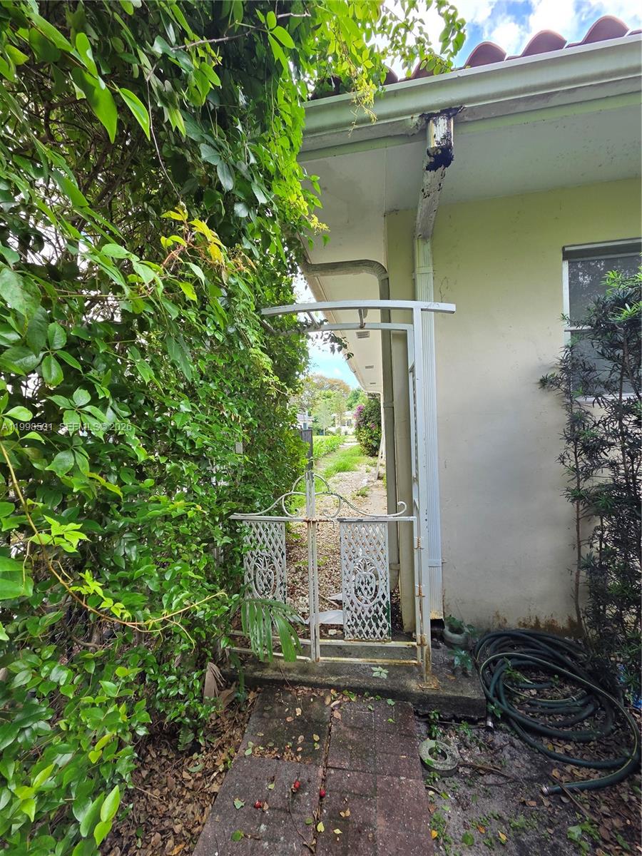 345 Malaga Ave Property Photo 10