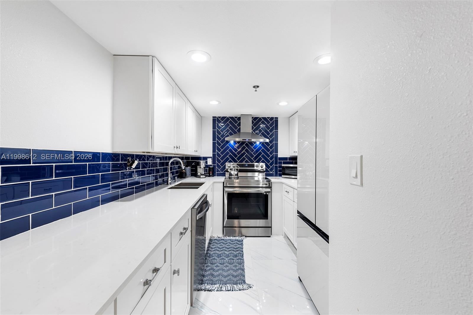 2401 Collins Ave 1007 Property Photo 3