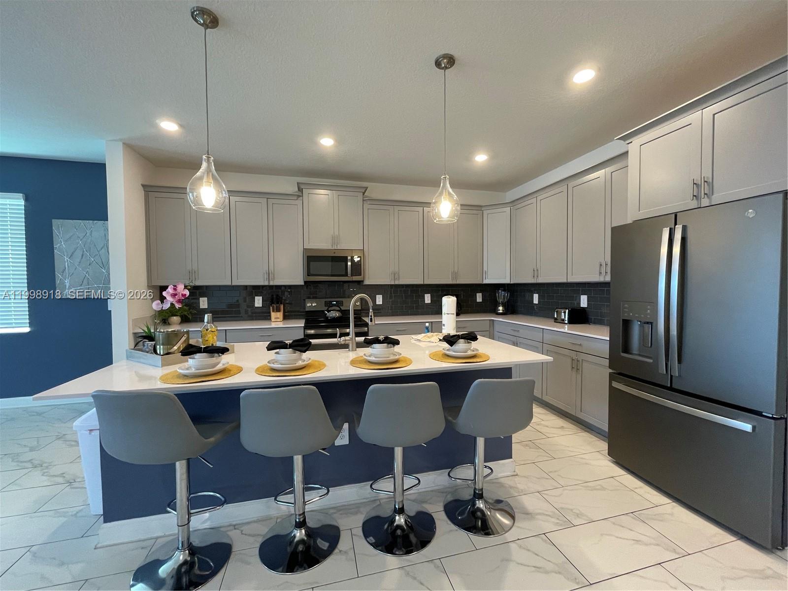 A11998918 Property Photo 6