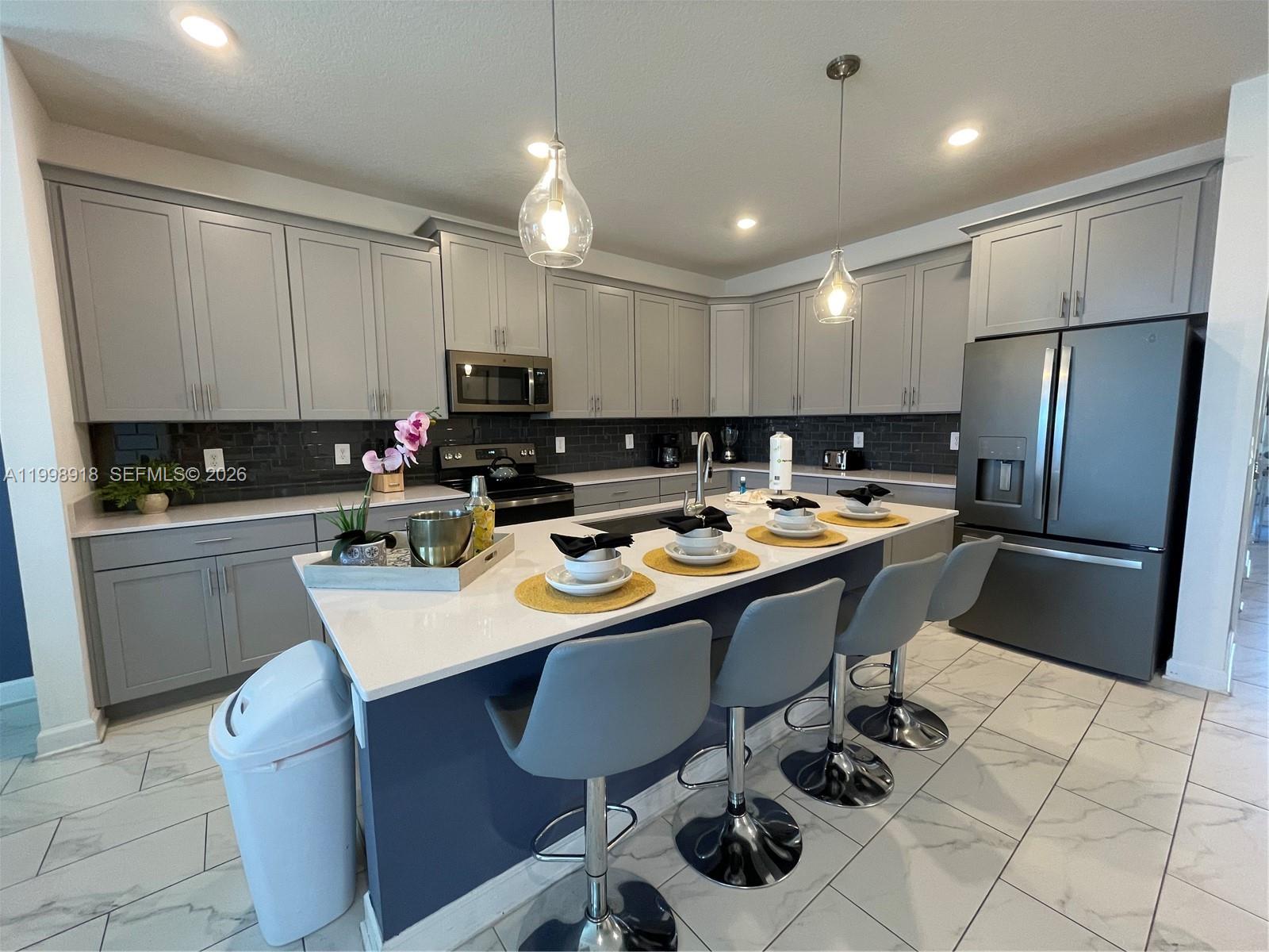 A11998918 Property Photo 7