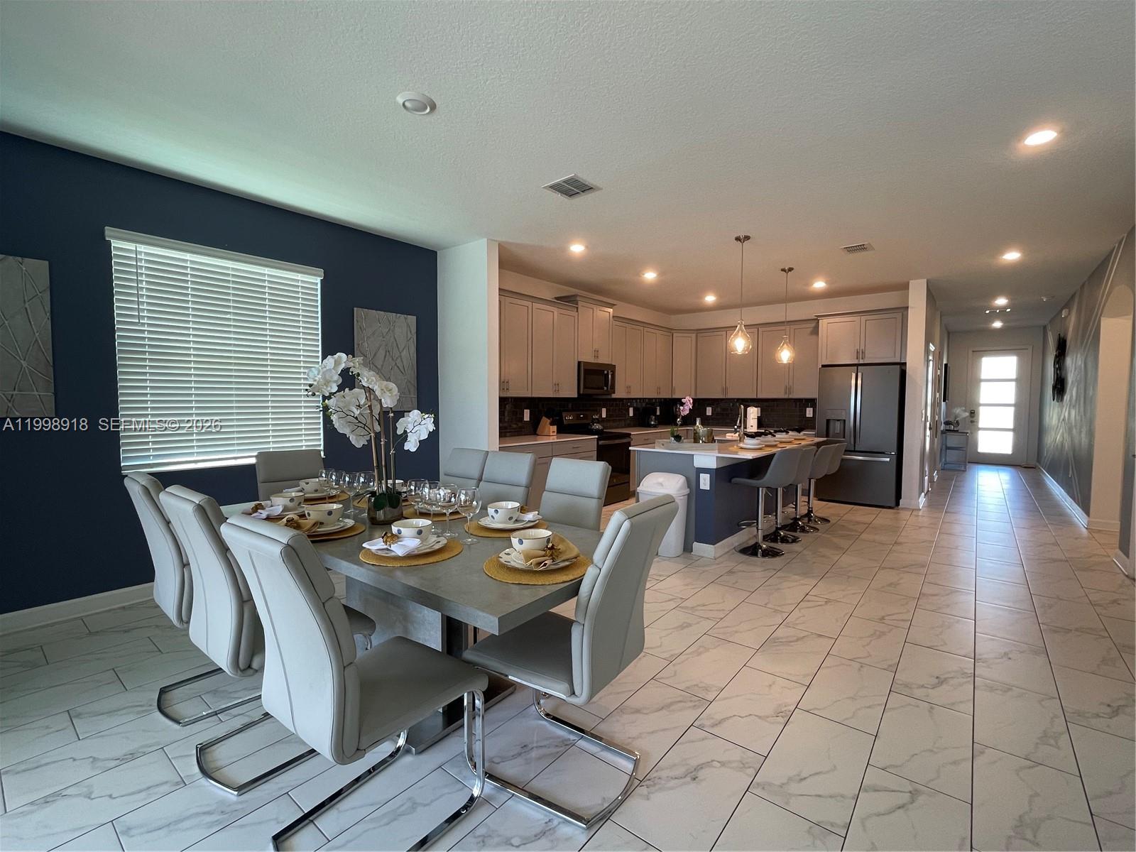 A11998918 Property Photo 10