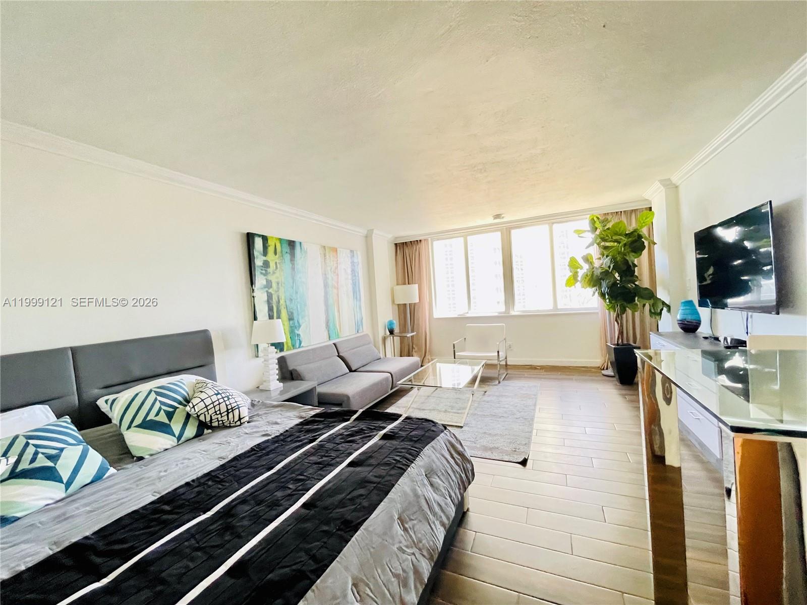 19201 Collins Ave 504 Property Photo 4