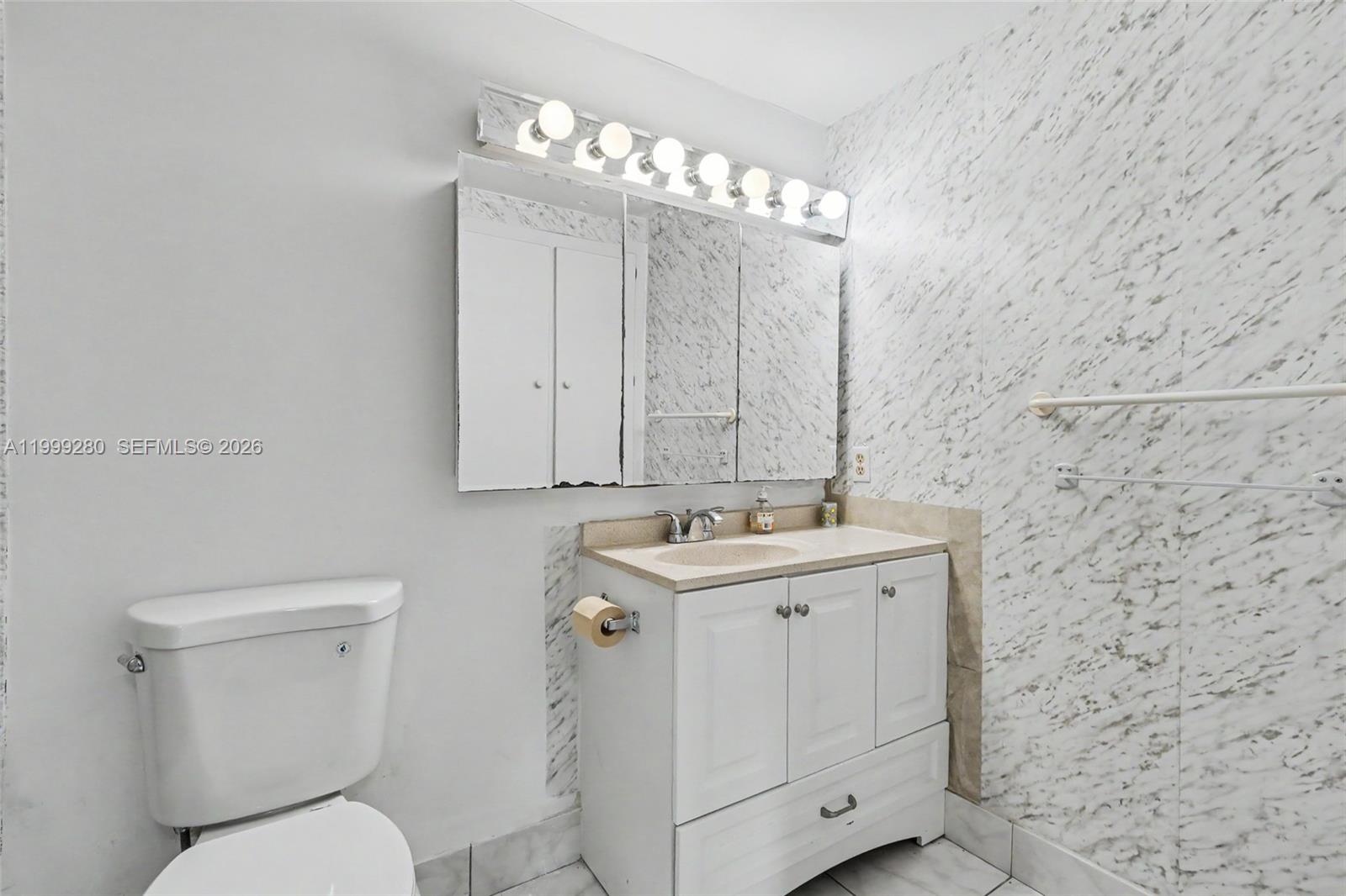 4330 Hillcrest Dr 405 Property Photo 21