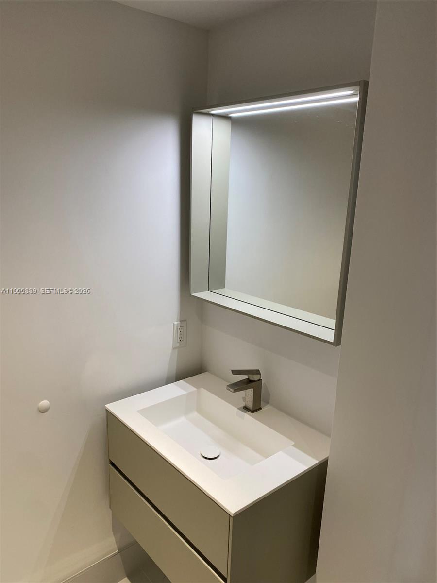 9521 E Bay Harbor Dr 605 Property Photo 17