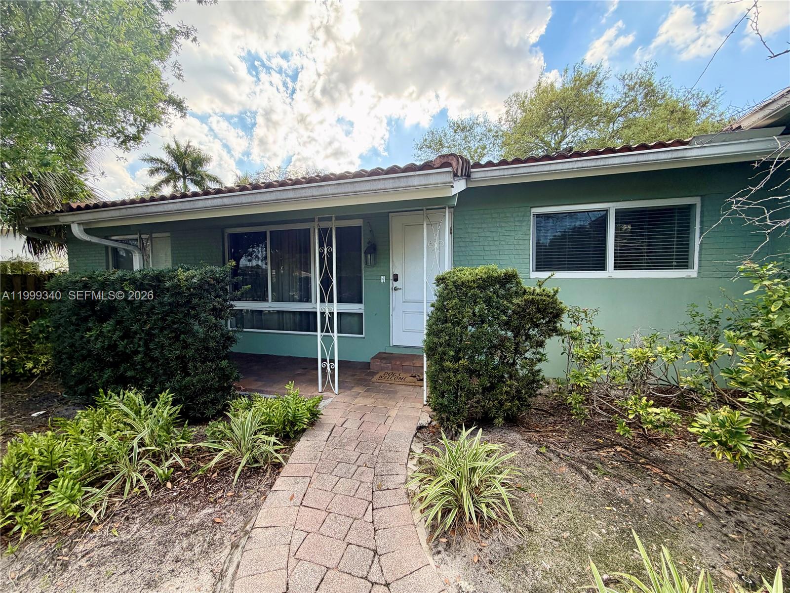 1581 SW 27th Ter Property Photo 1