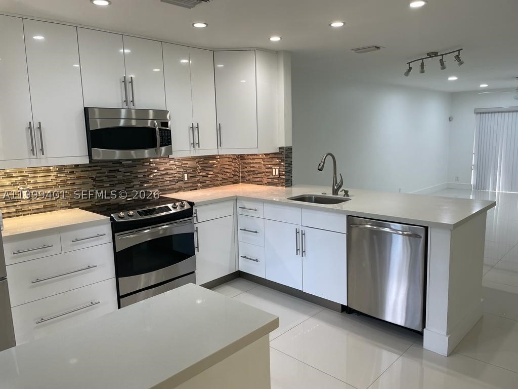 454 Lakeview Dr 2 Property Photo 2