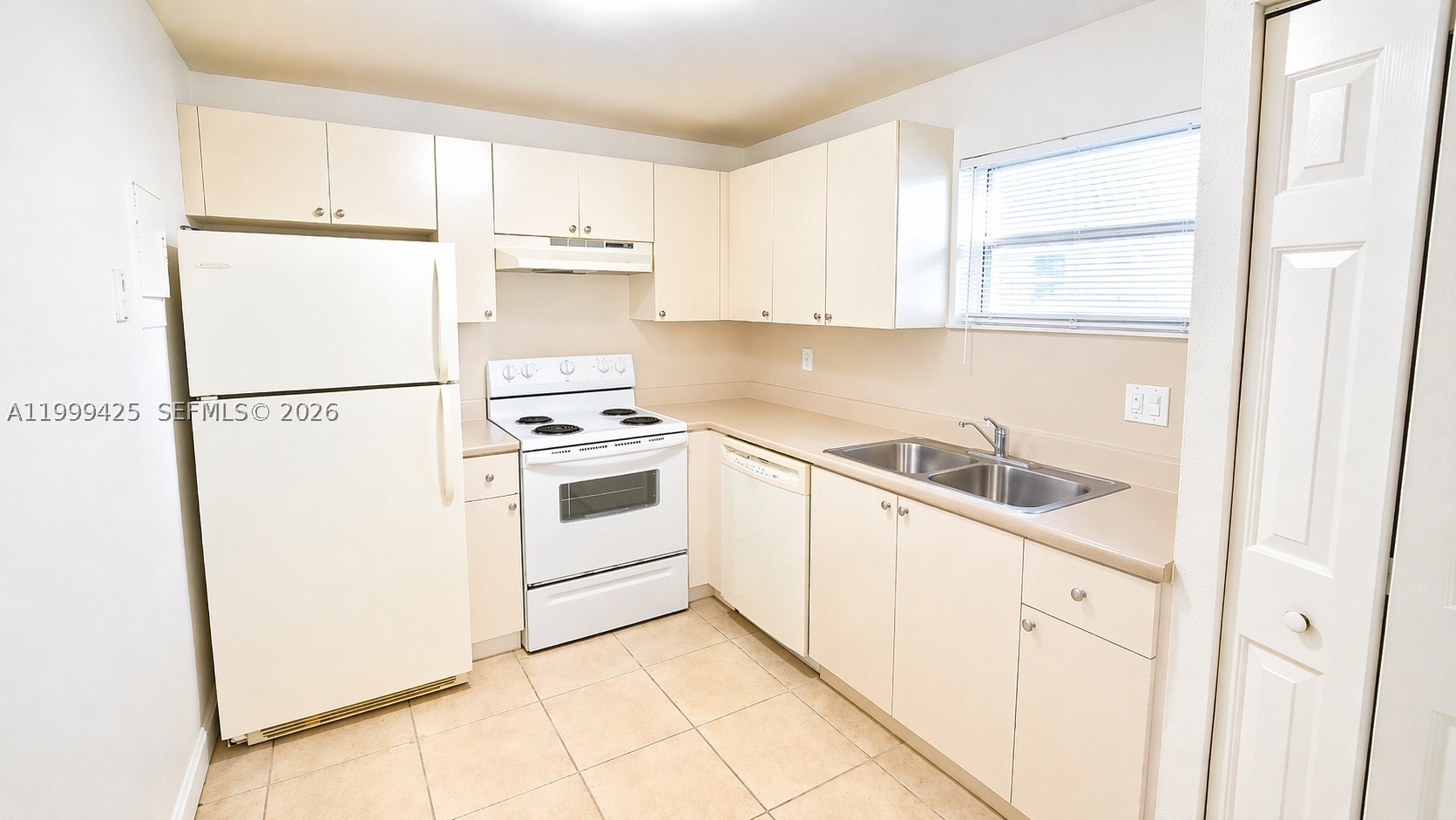 4255 N University Dr 308 Property Photo 5