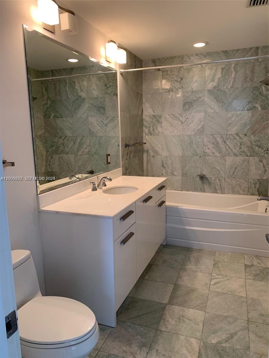 1050 Brickell Av 1408 Property Photo 9