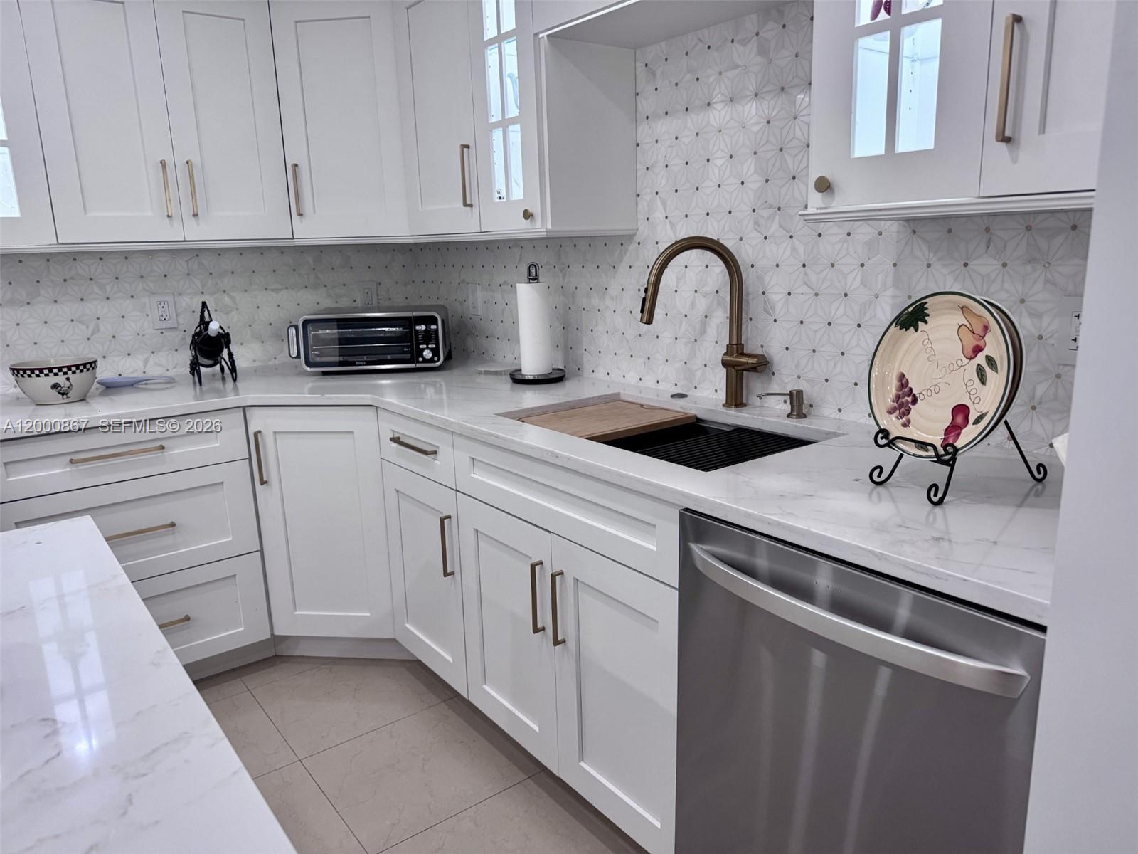 10850 N Kendall Dr 414 Property Photo 6