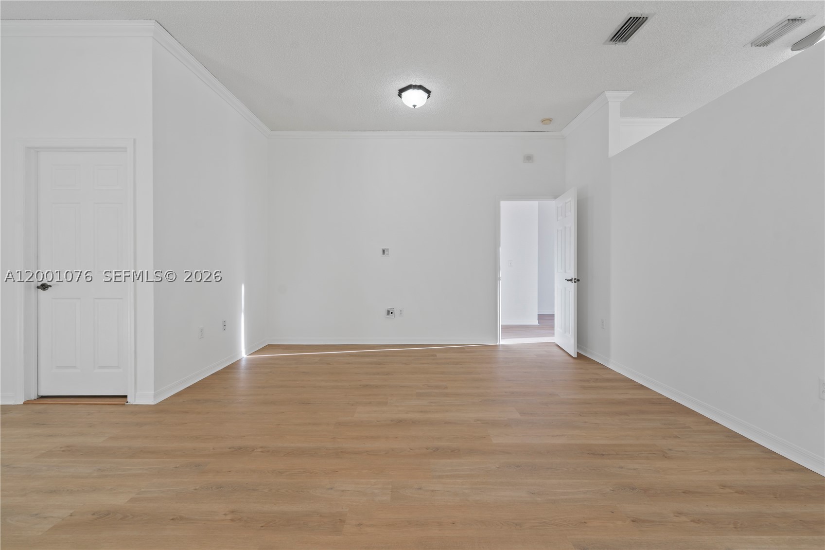690 Se 30th Dr Property Photo 6