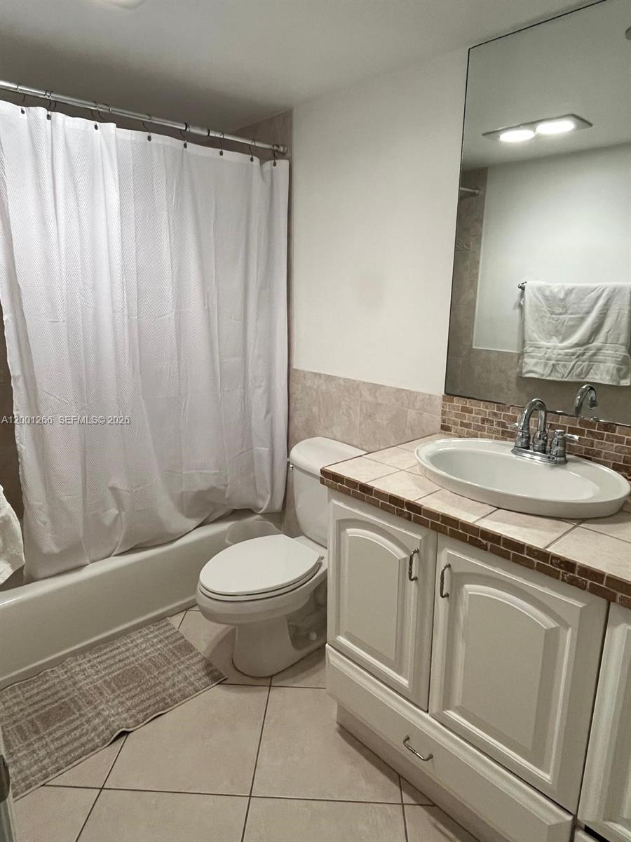 3200 N Palm Aire Dr 407 Property Photo 14