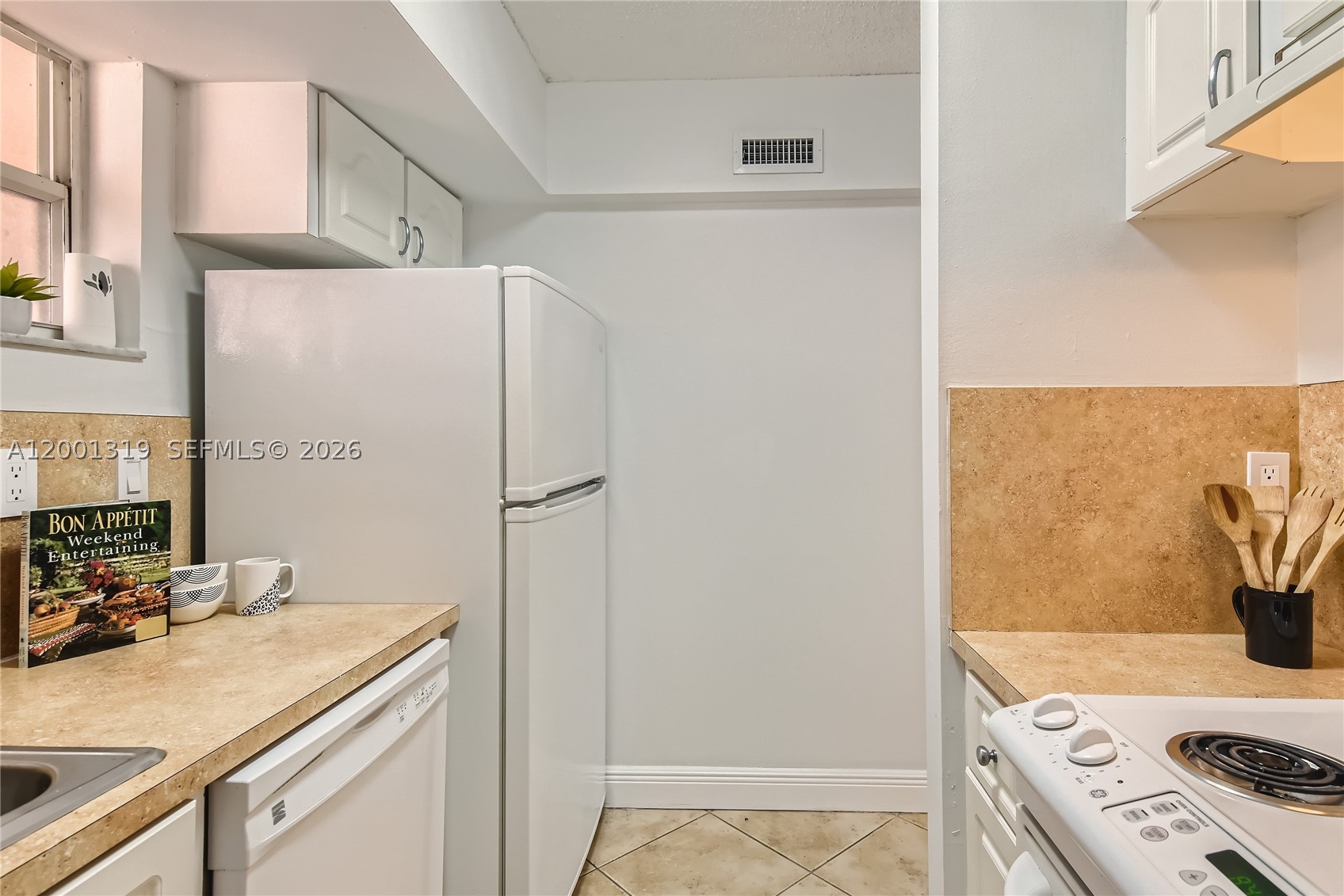 29 Santillane Ave 2 Property Photo 9