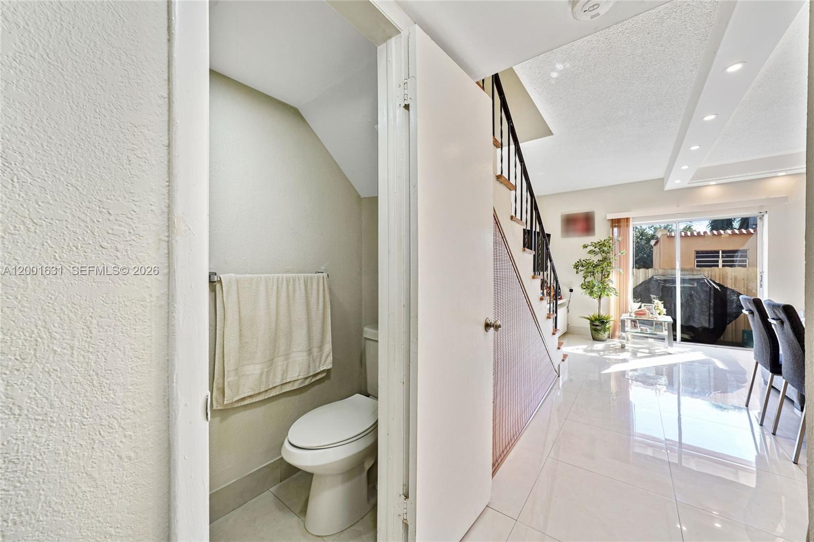 1305 W 53rd St 429 Property Photo 3