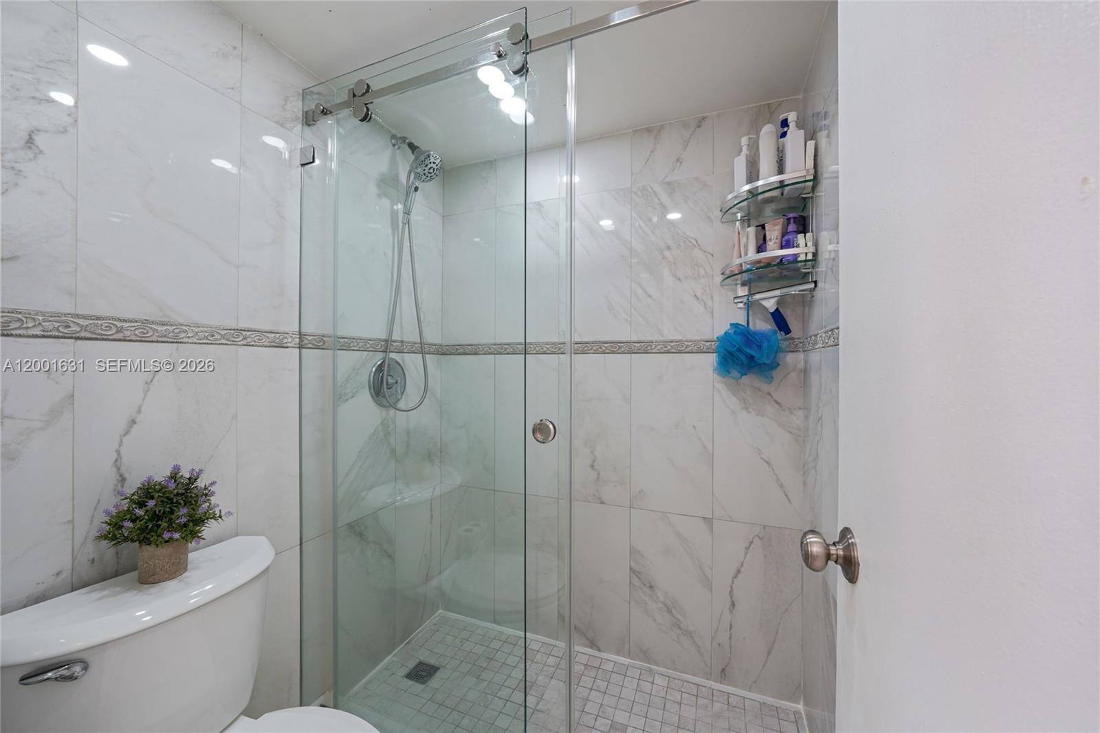1305 W 53rd St 429 Property Photo 17