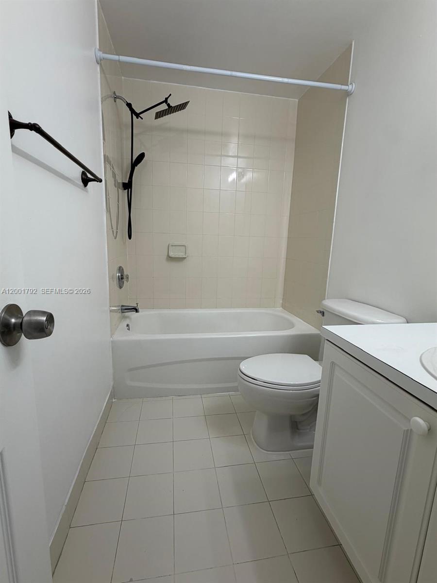 1300 Ne 109th St 404 Property Photo 8