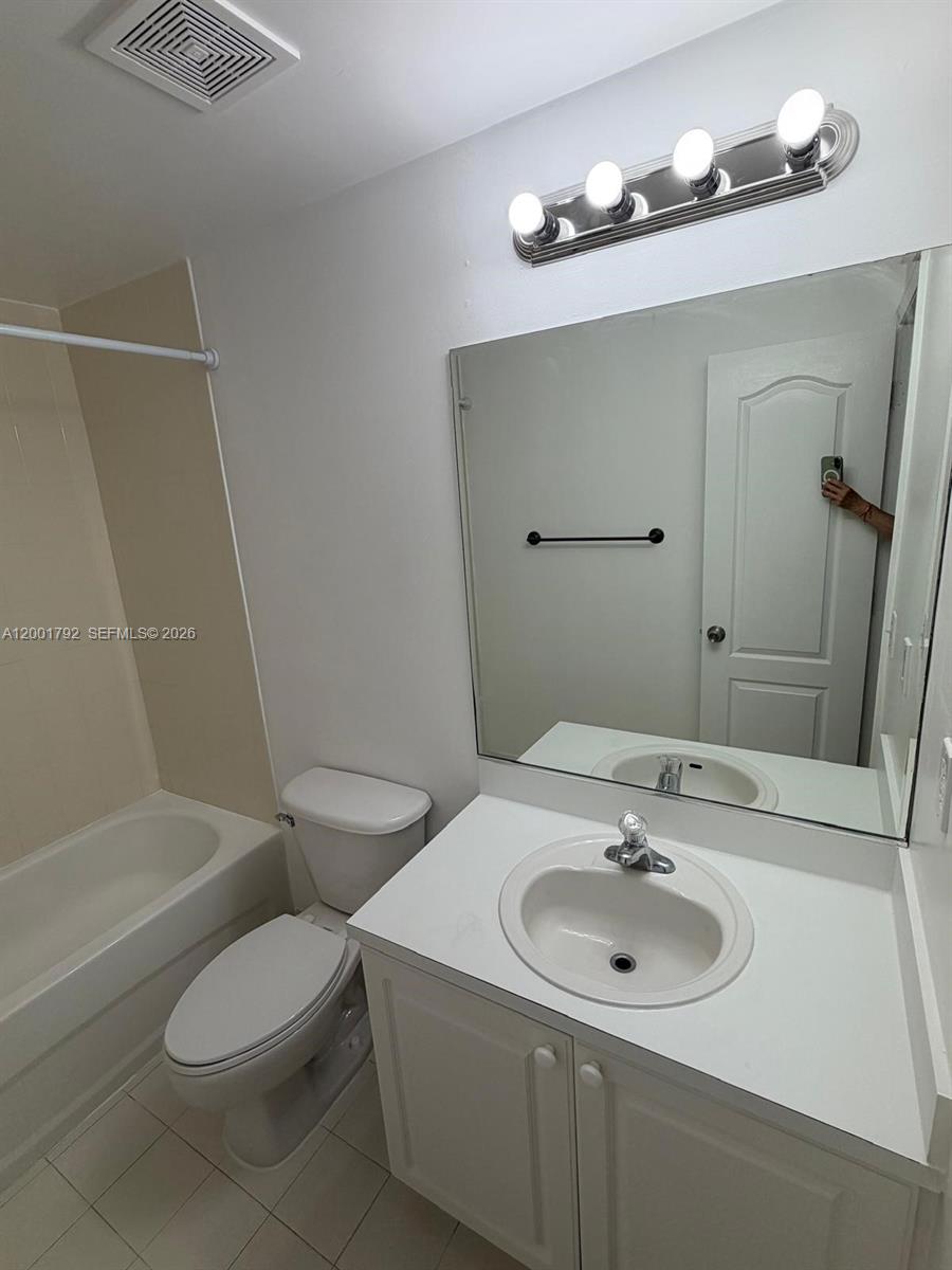 1300 Ne 109th St 404 Property Photo 9