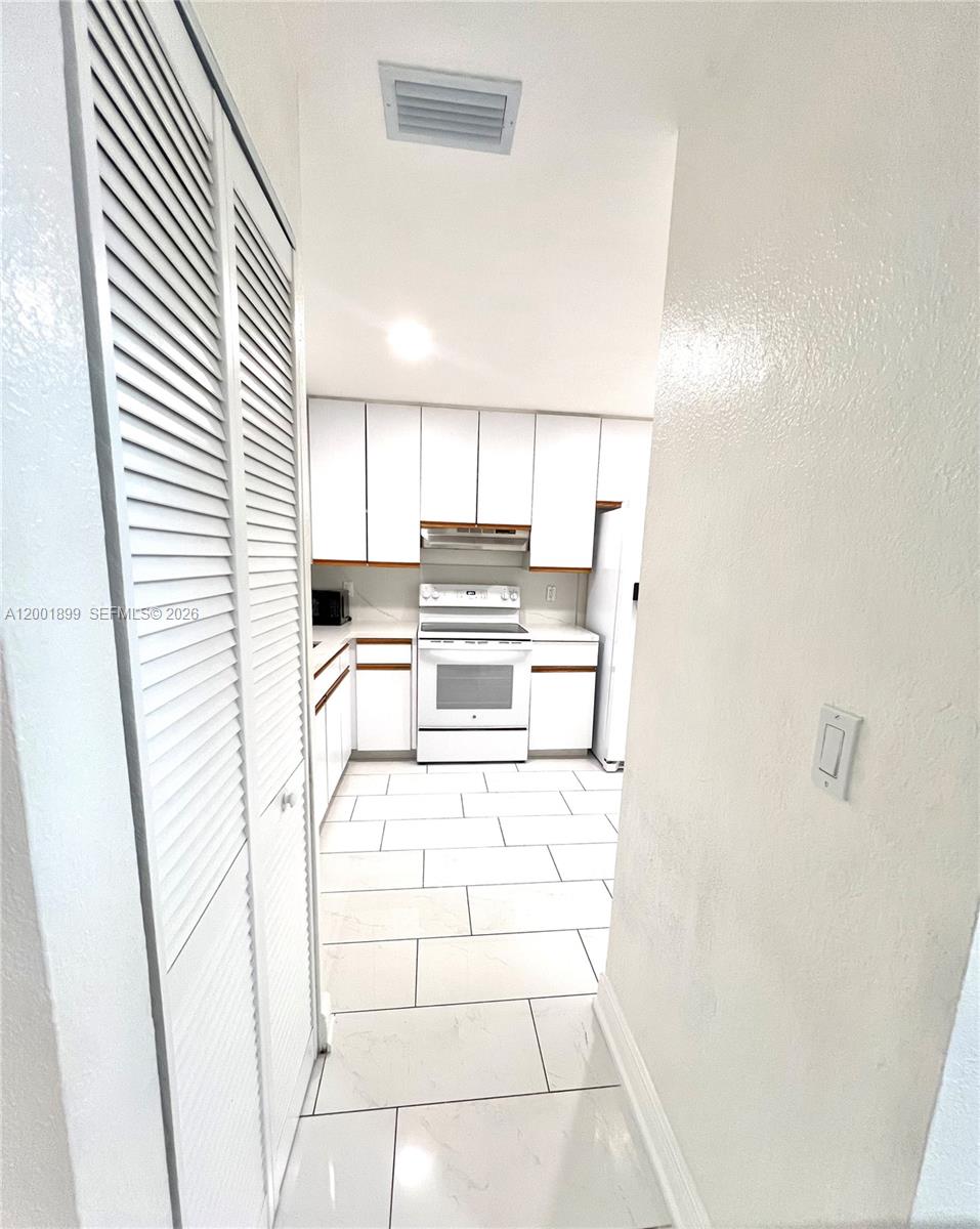 6109 Nw 171st St Property Photo 7