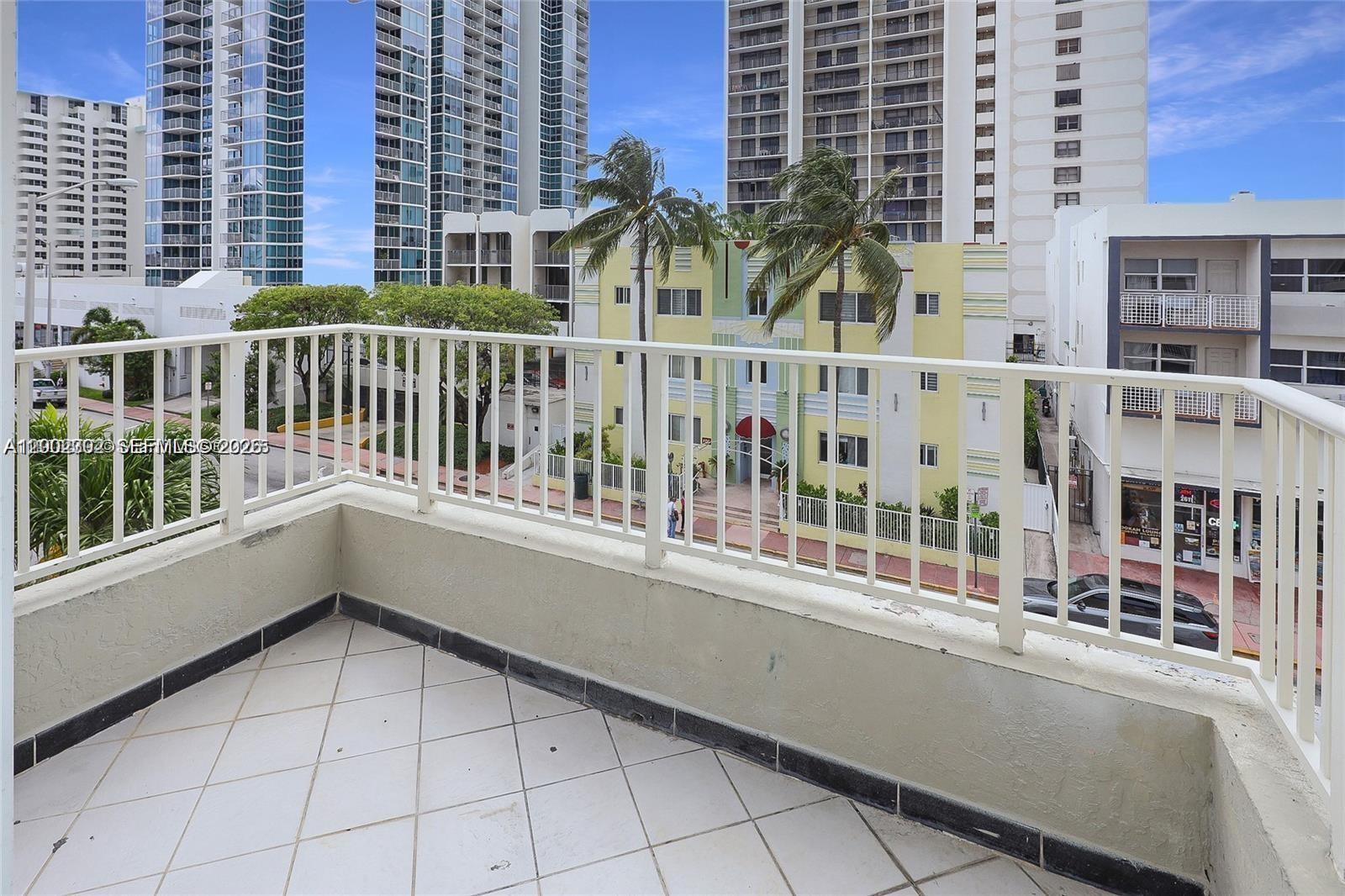 2600 Collins Ave 405 Property Photo 9