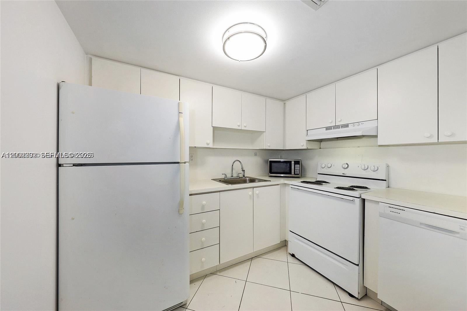 2600 Collins Ave 405 Property Photo 11