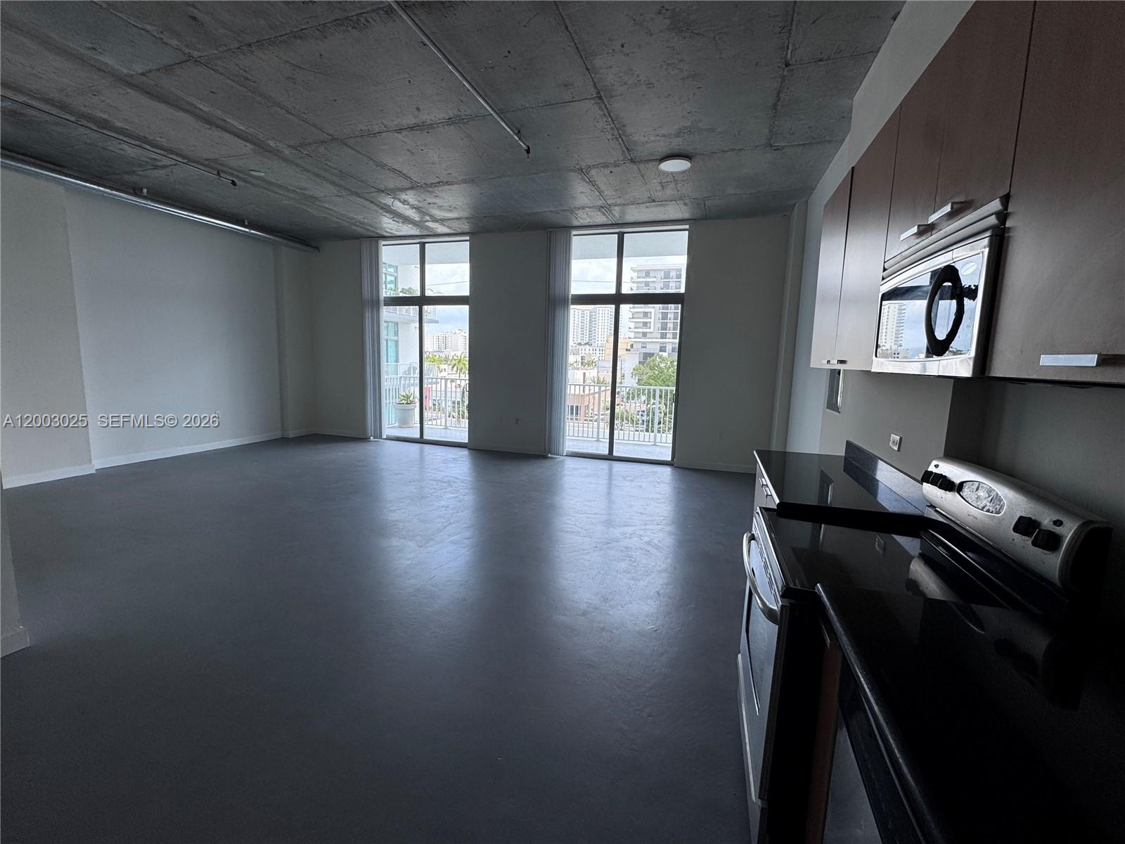 2100 Van Buren St 412 Property Photo 2
