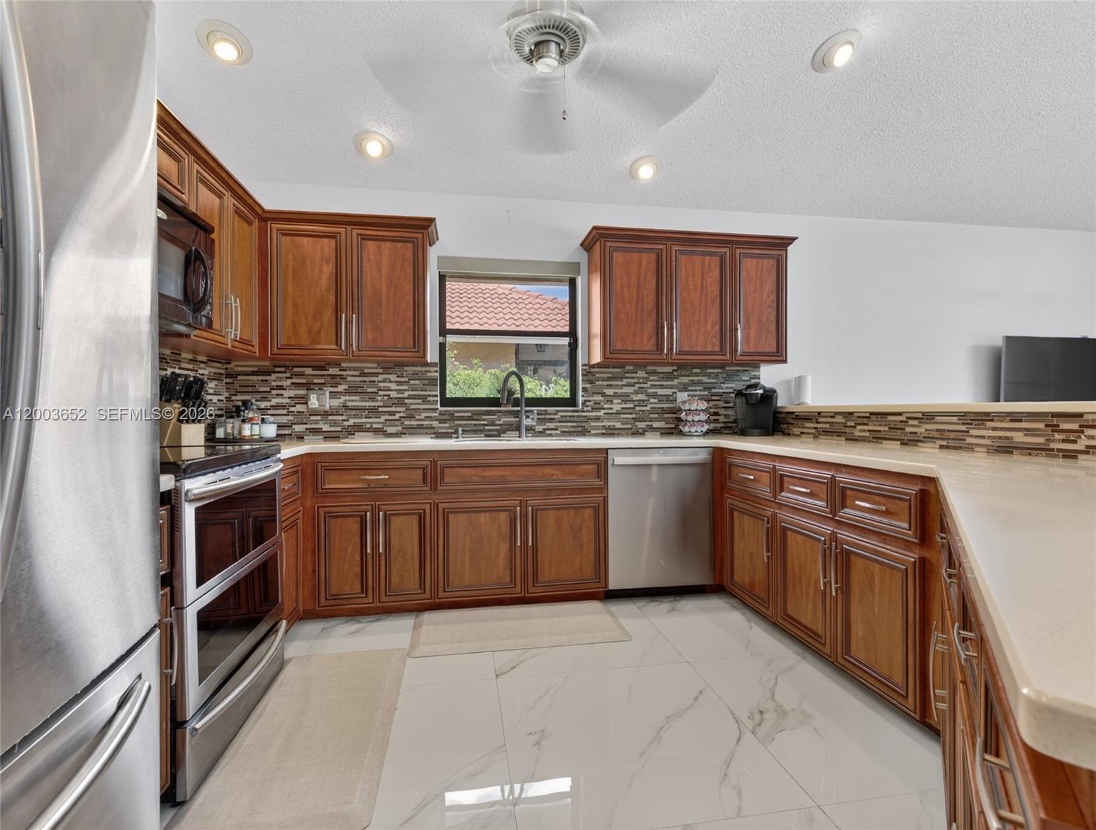 1025 Creekford Dr Property Photo 8