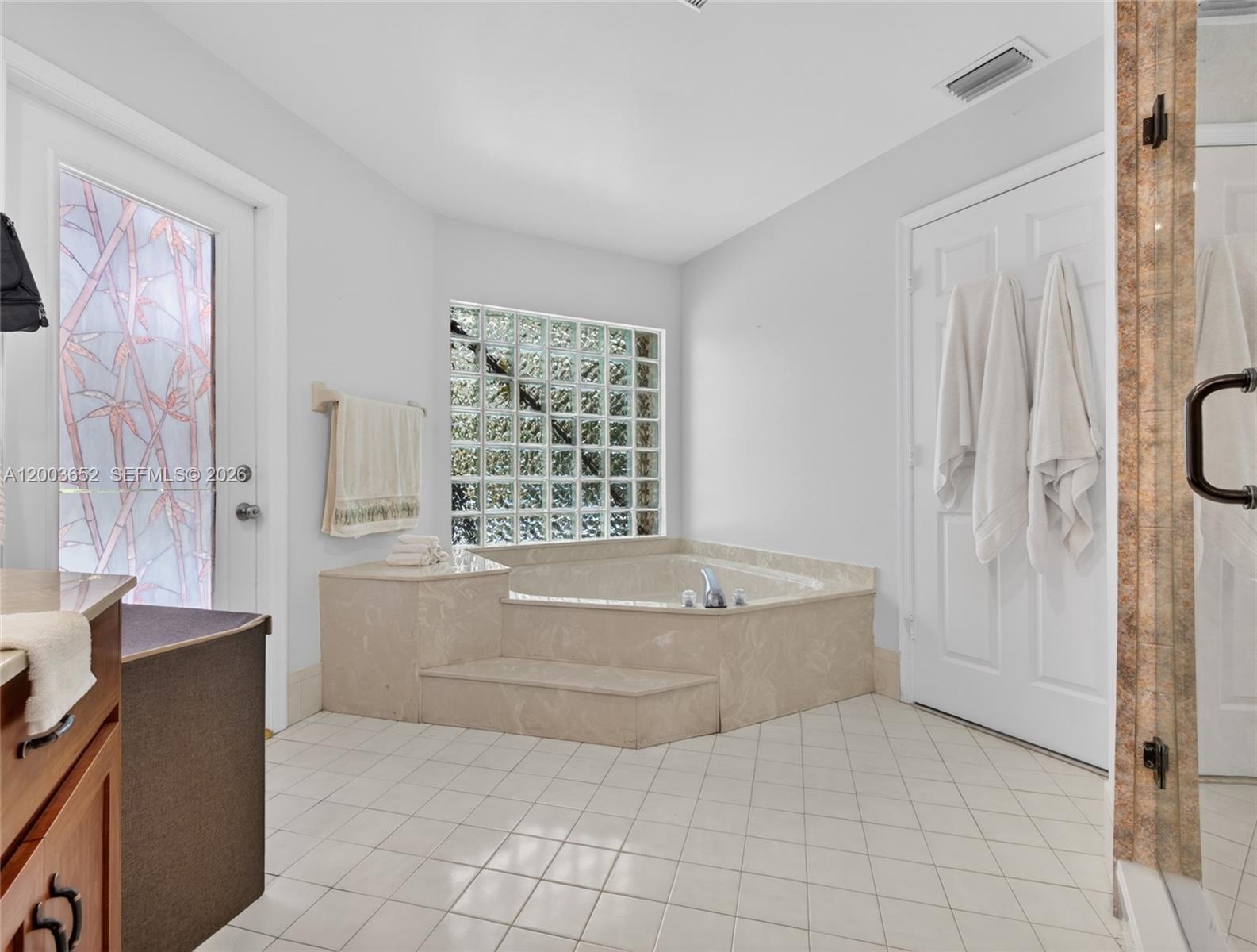 1025 Creekford Dr Property Photo 16