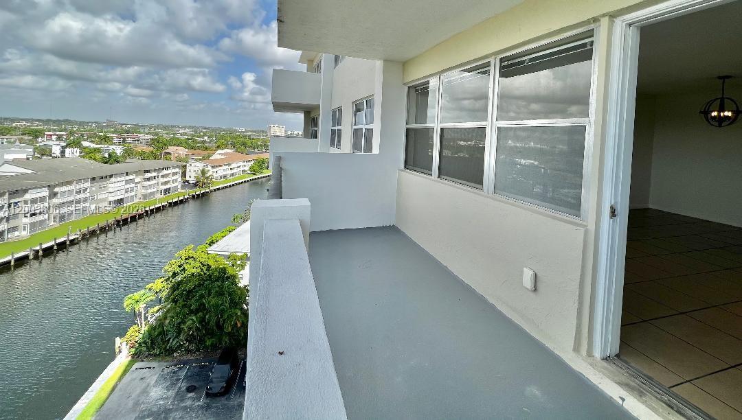 401 Golden Isles Dr 1011 Property Photo 16
