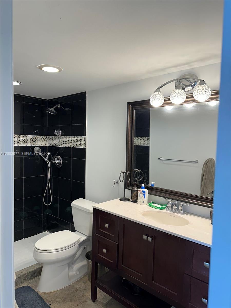427 Golden Isles Dr 14e Property Photo 6