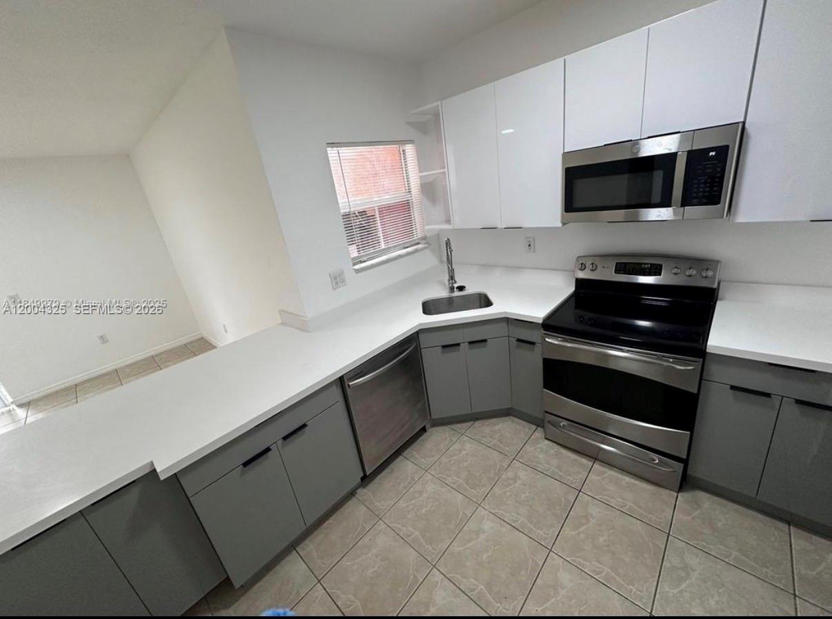 941 Sw 6th Pl Property Photo 3